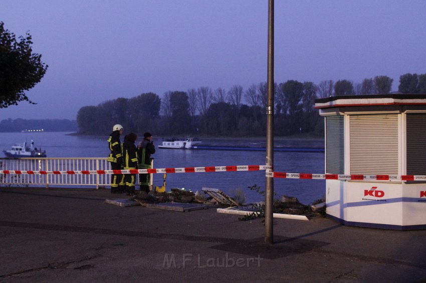 Anlegerstelle in Koeln Porz vom Schiff gerammt P11.JPG